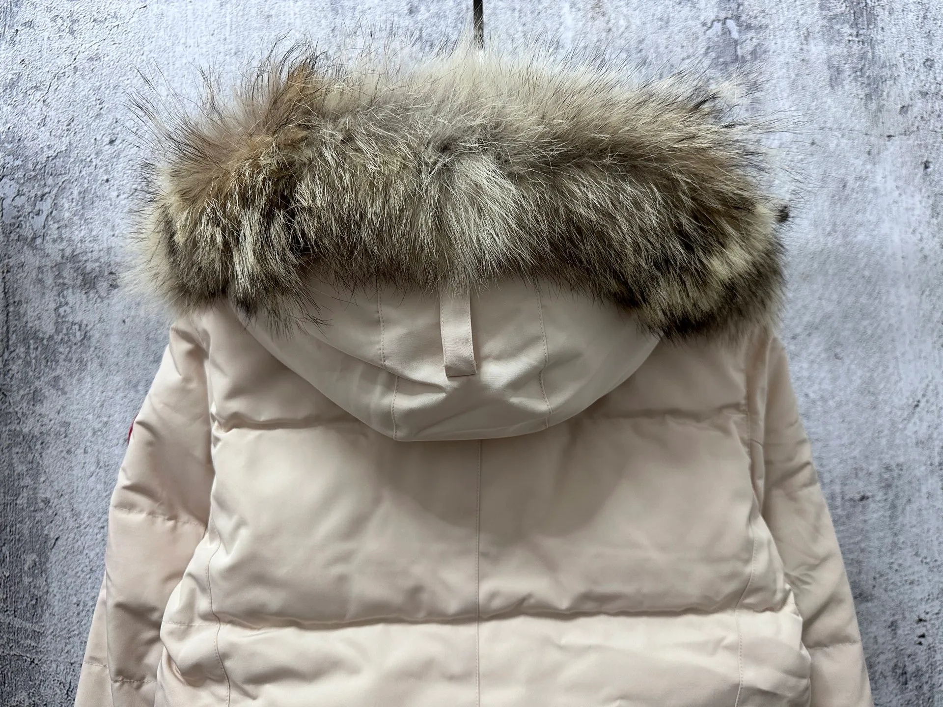 P840 【Canada gooseChelsea】Women's parka down coat, warm and comfortable. The adjustable hood features a high collar and concealed snap closure for extended coverage. And for greater protection against the elements, the detachable wolf fur collar. It features a sturdy YKK® two-way lockable zipper at the center front and a retractable waistband at the inner waist. Designed with internal straps for carrying over the shoulder. Fleece-lined exterior handwarmer pockets. Sturdy ribbed knit cuffs for cold protection and warmth. Sizes: XS-XL